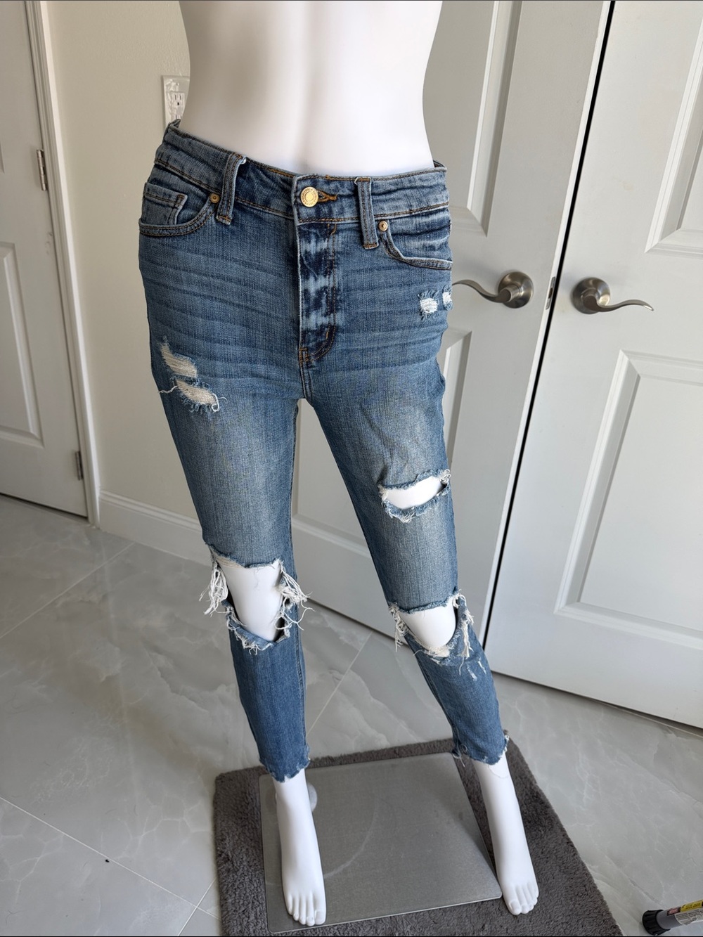 Eunin Distressed Blue Jeans